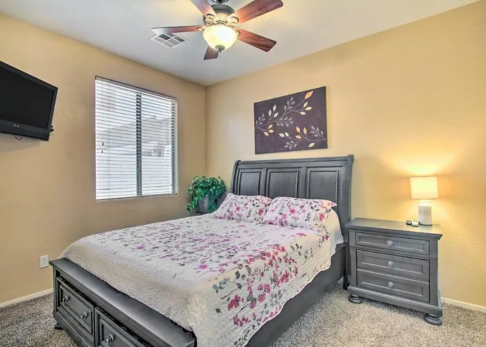 Pool Access! Snowbird Retreat In North Phoenix Holiday home